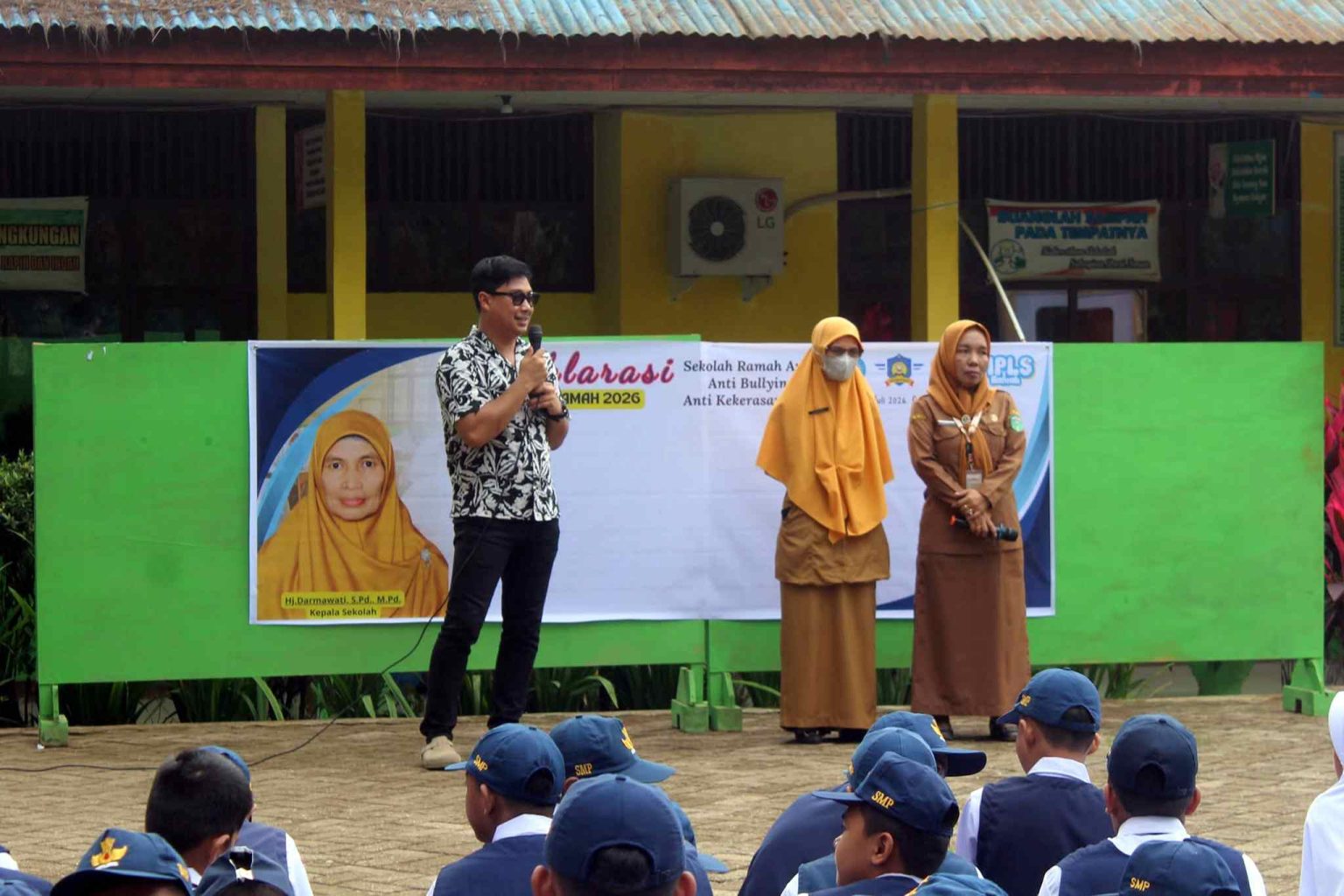 Bangkit Revormansyah Ajak Siswa SMPN 2 Malili Tolak Bullying Sejak Hari Pertama