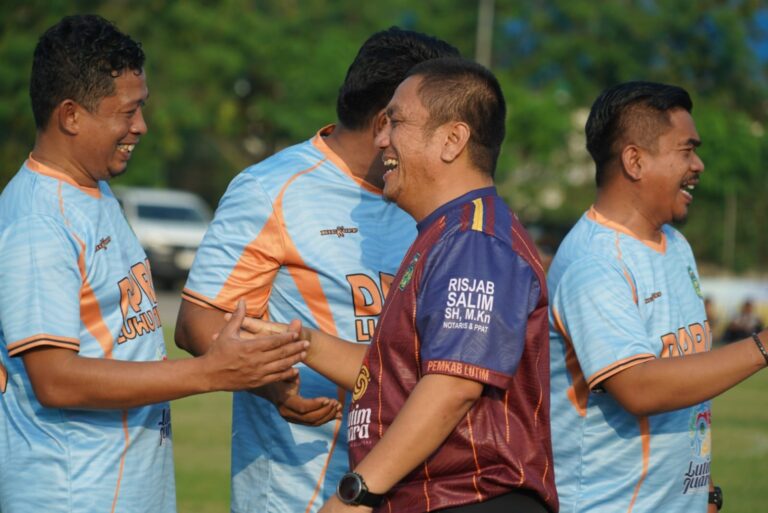 Gol Bupati Irwan Taklukkan DPRD 1-0, Laga Eksebisi Tutup Turnamen Sepak Bola Lutim